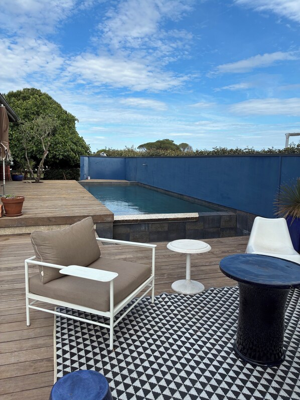 Pool - Modern villa with infinity pool (Le Grau-du-Roi)