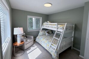 4 bedrooms, iron/ironing board, WiFi, bed sheets