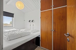 Room - Sct. Knudsborg · Cottage 12J · Covered terrace, sea panorama · sleeps 4 (Middelfart)