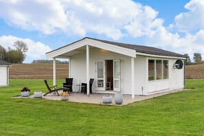 Exterior - Sct. Knudsborg · Cottage 12J · Covered terrace, sea panorama · sleeps 4 (Middelfart)