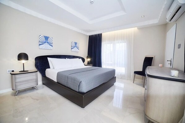 Desk, laptop workspace, blackout curtains, soundproofing - Dmatel Gold Hotel (Lagos)