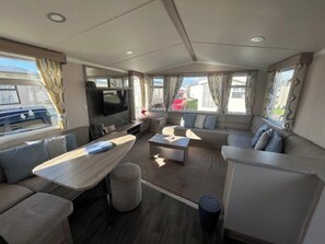 House, 3 Bedrooms, Smoking | Lounge