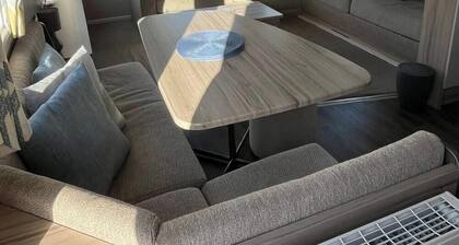 Modern 3-bedroom Caravan Near Beach at T