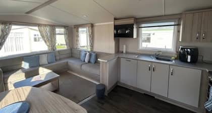 Modern 3-bedroom Caravan Near Beach at T