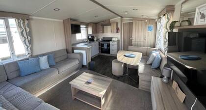 Modern 3-bedroom Caravan Near Beach at T