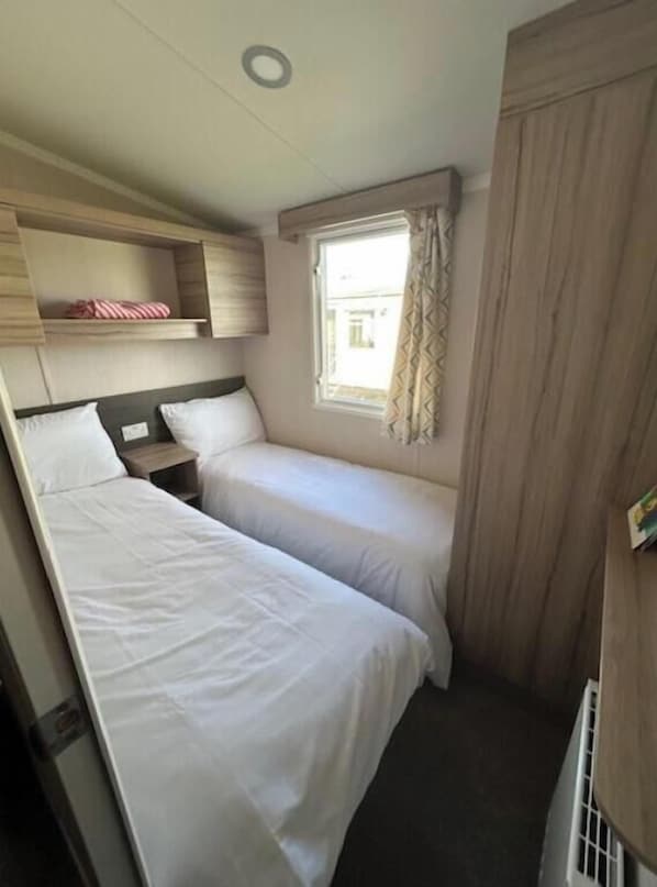 House, 3 Bedrooms, Smoking - Modern 3-bedroom Caravan Near Beach at T (Abergele)