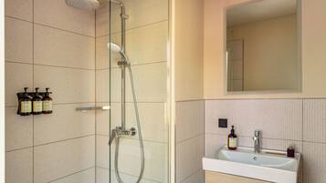 Signature-Studio | Badezimmer | Dusche, Haartrockner, Handtücher, Seife