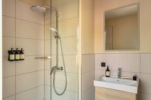Estudio Signature | Baño | Ducha, secador de pelo, toallas y jabón