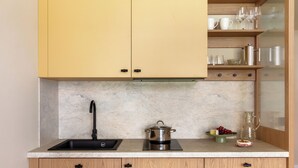 Superior Studio | Private kitchen | Coffee/tea maker, full-size fridge, stovetop, cookware/dishes/utensils - Bob W Dortmund Stadtmitte (Dortmund)