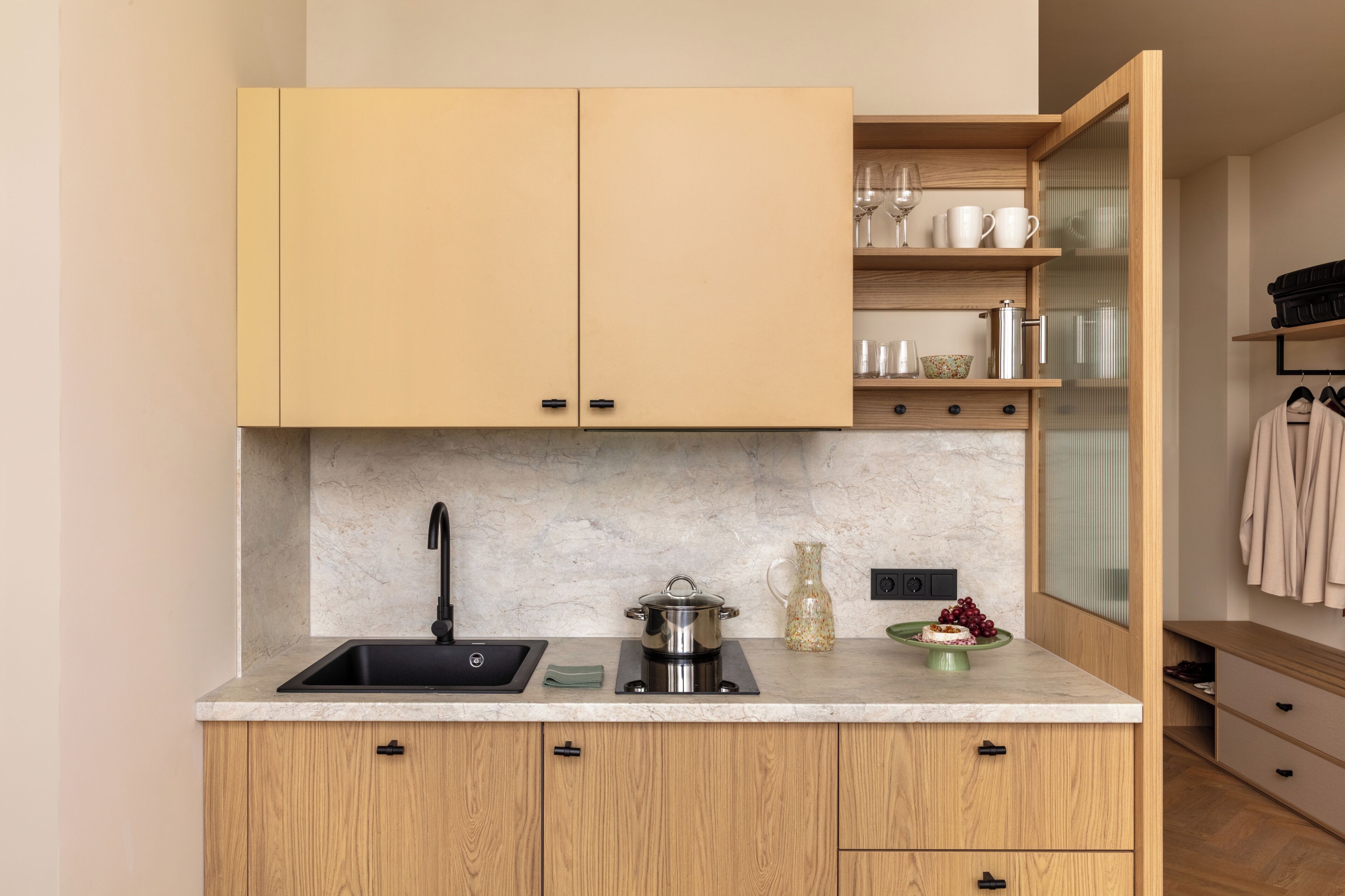 Superior-Apartment | Eigene Küche | Wasserkocher mit Kaffee-/Teezubehör, großer Kühlschrank, Herdplatte