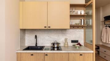 Superior-Apartment | Eigene Küche | Wasserkocher mit Kaffee-/Teezubehör, großer Kühlschrank, Herdplatte