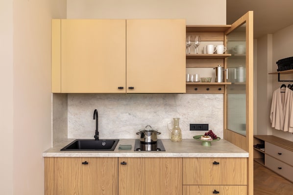 スーペリア アパートメント | 専用キッチン | コーヒー / ティーメーカー、大型冷蔵庫、コンロ、調理器具と食器