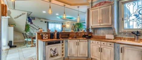 Coffee/tea maker, fridge, microwave, oven