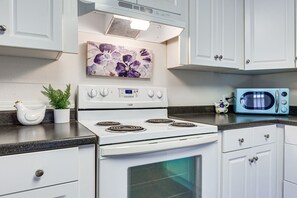 Private kitchen - Family-Friendly Chatom Stay Near Golf Course (Chatom)