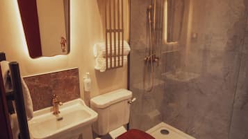 Shower, pancuran hujan, pengering rambut, dan handuk
