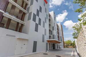 Exterior - Luxe 2-bedroom apartment with own pool and sea view (ตำบลเชิงทะเล)