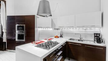 Fridge, microwave, oven, stovetop