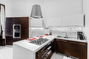 Geladeira, micro-ondas, fogão, cooktop