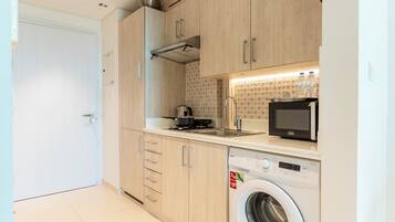 Deluxe Studio, Sea View | Private kitchen | Fridge, microwave, oven, stovetop