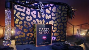 Ein Buch mit dem Titel 'Carta Sutra' auf einem Tisch, zusammen mit einer leopardmusternden Tasche und Dekorationsobjekten.
