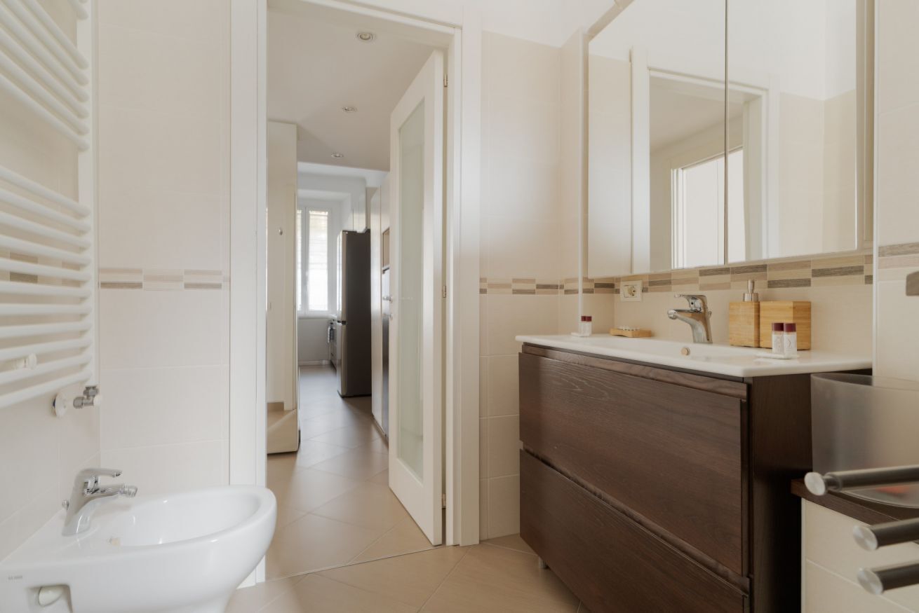 Douche, bidet, serviettes fournies
