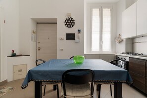 A compact kitchen with a dining table, chairs, and a window. - Cozy 45m2 apartment, ideal for 4 people, located on the first floor of a building without a lift (steps to access).The accommodation is located in a strategic area, a stone's throw from the M3/M5 Zara stop and the stops of numerous surface transport ve (Milan)