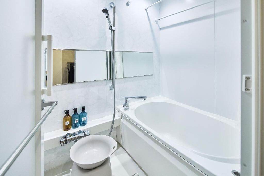 Ducha y bañera combinadas, secador de pelo, toallas y champú