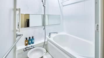 Ducha y bañera combinadas, secador de pelo, toallas y champú