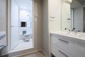 Habitación de estilo japonés | Baño | Tina con regadera, secadora de cabello, toallas, shampoo 