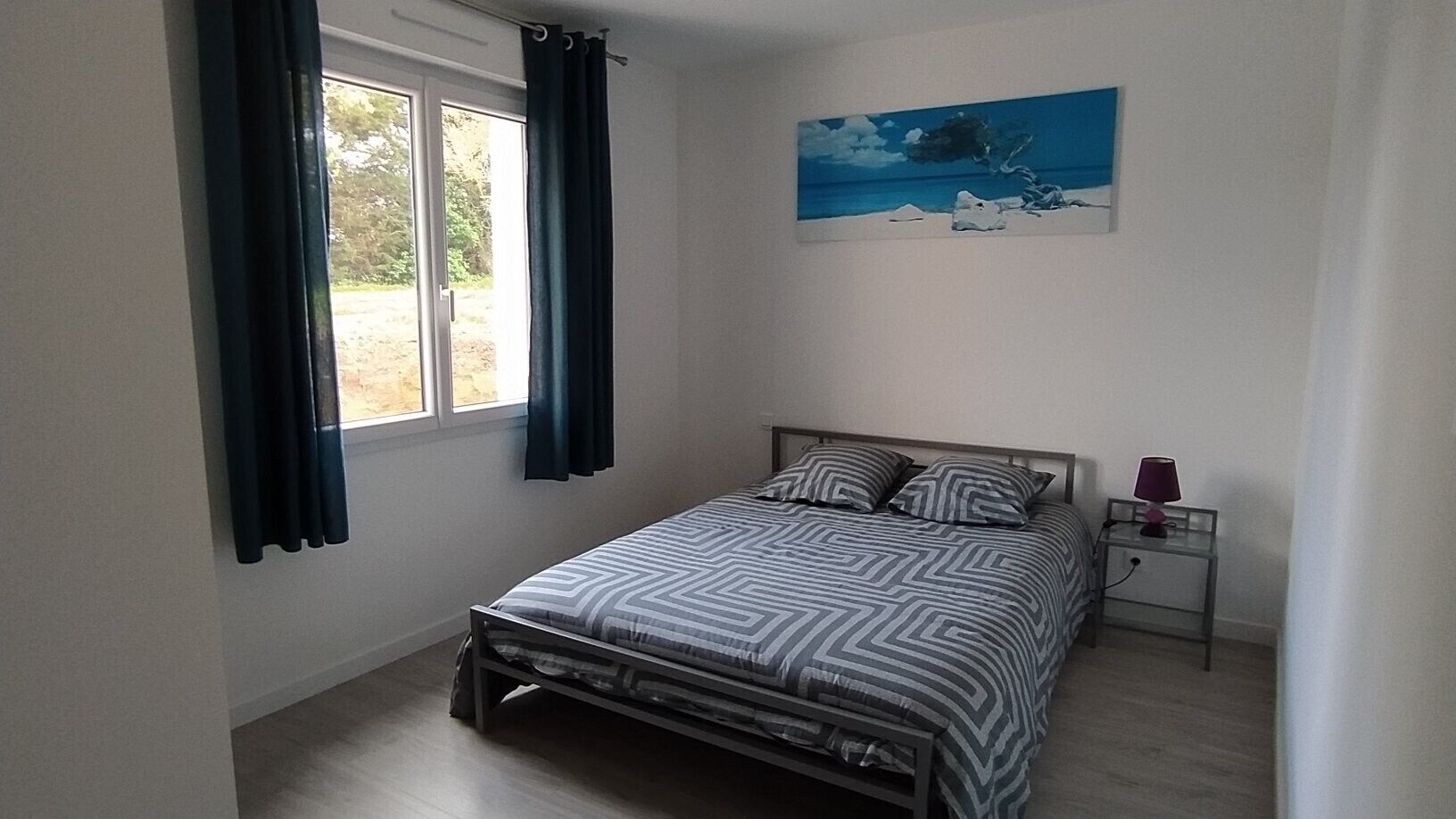 Tabla de planchar con plancha, wifi y ropa de cama 