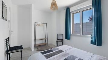 Iron/ironing board, WiFi, bed sheets, wheelchair access