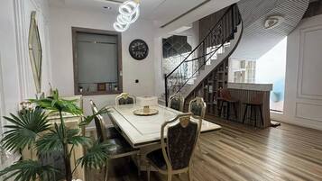 Economy Apartment, Balcony, City View | Bahagian dalam