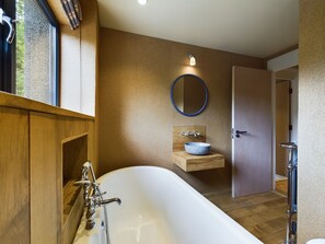 Bathroom - Cosy Cottage with lovely walks and gardens from the door. (Coupar Angus)