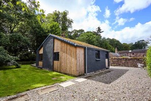 Exterior - Cosy Cottage with lovely walks and gardens from the door. (Coupar Angus)