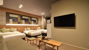 A hotel room with two beds, a TV, a wooden table, and a decorative wall panel. - Kurashiki Station Hotel Wakana (Kurashiki-shi)