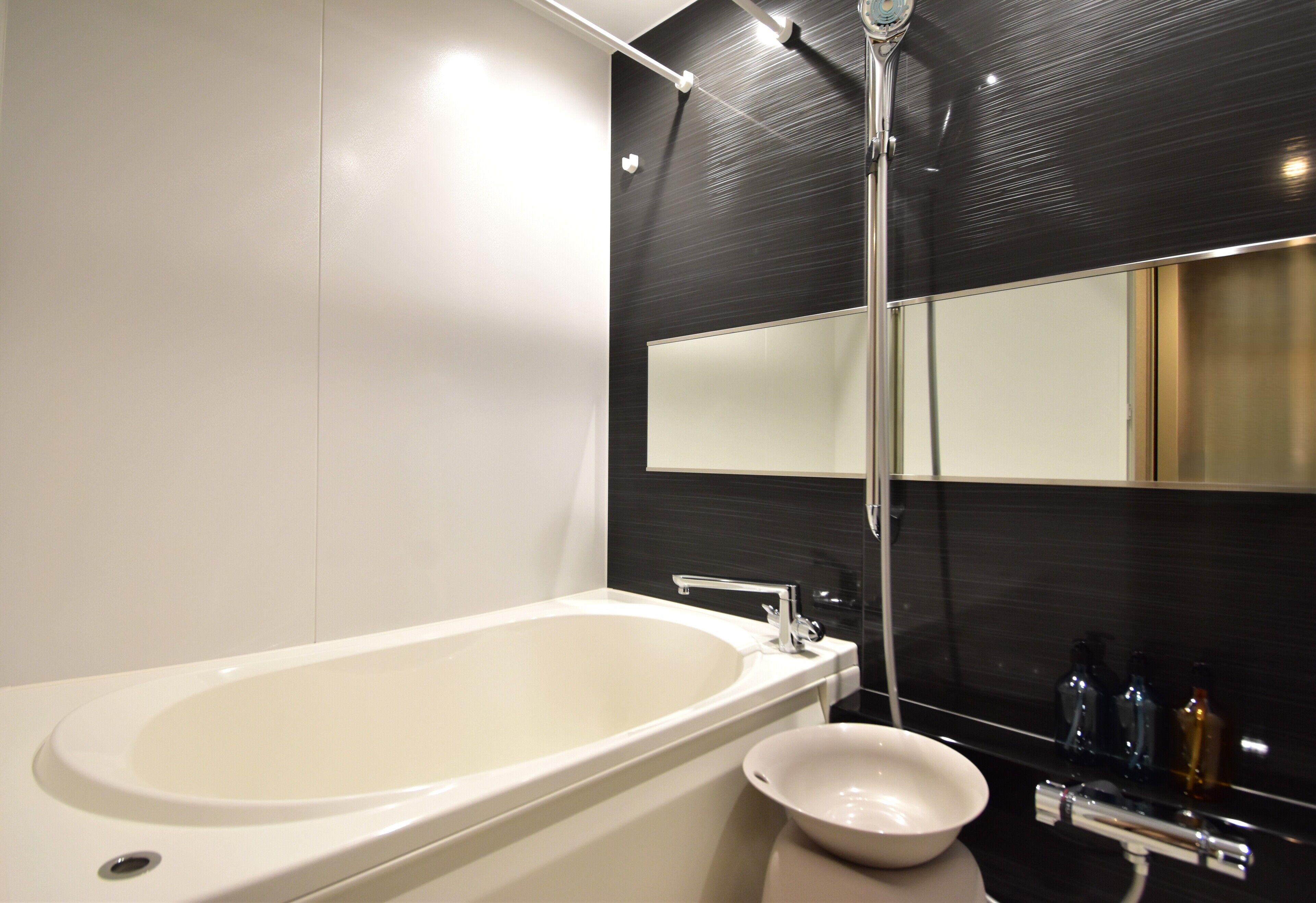 Superior Twin Room | Bathroom | Combined shower/tub, hair dryer, towels, shampoo