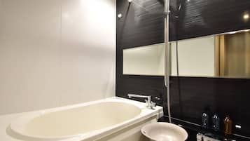 Superior Twin Room | Bathroom | Combined shower/tub, hair dryer, towels, shampoo