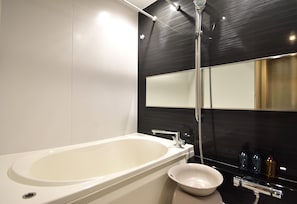 Phòng 2 giường đơn Superior | Phòng tắm | Vòi sen/bồn tắm kết hợp, máy sấy tóc, khăn tắm, dầu gội