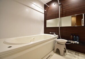 Familien-Suite | Badezimmer | Duschwanne, Haartrockner, Handtücher, Shampoo