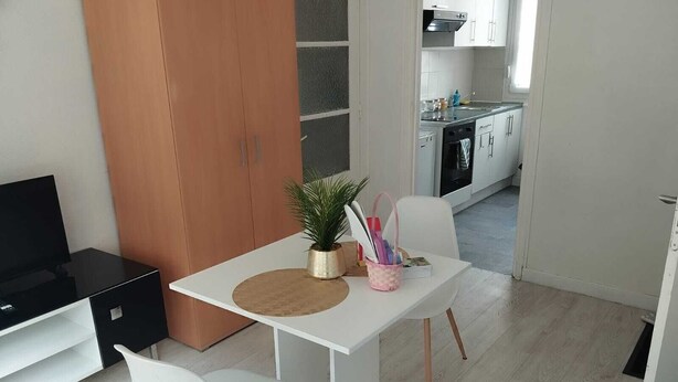 A modern kitchen with white cabinets, a stove, and a sink. - Charmant Studio lumineux 30m2 Boulogne sur Mer Centre (Boulogne-sur-Mer)
