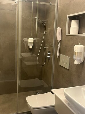 Familie vierpersoonskamer | Badkamer | Gratis toiletartikelen, een haardroger, pantoffels, handdoeken