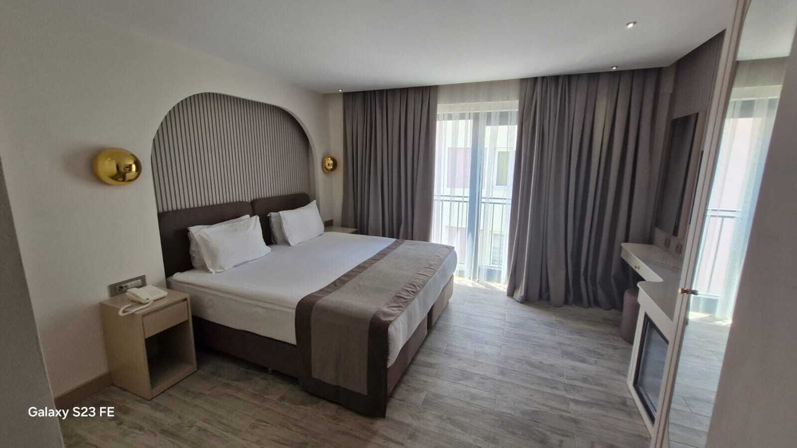Deluxe kamer, uitzicht op stad | Een kluis op de kamer, verduisterende gordijnen