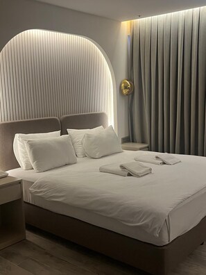 Quarto luxo, vista para a cidade | Roupas de cama premium, camas Select Comfort, frigobar