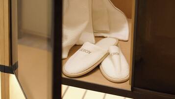 Un par de zapatillas blancas con la marca 'EROY' dentro de una vitrina de cristal.