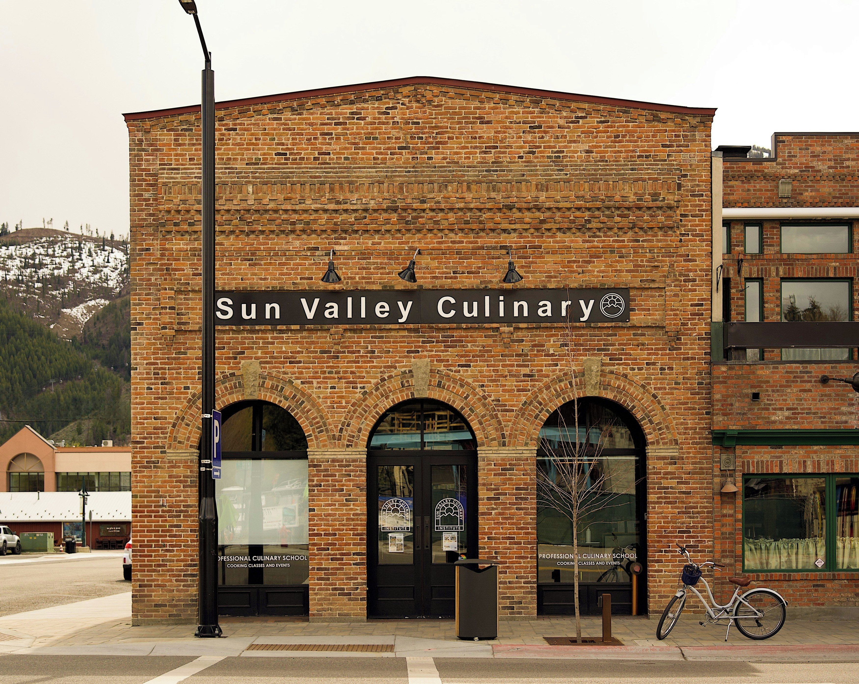 Un edificio de ladrillo con el letrero 'Sun Valley Culinary', que indica una escuela de cocina profesional.