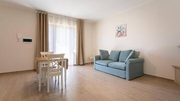Family Room, Patio, Garden View | Living area