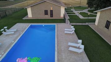 Piscina externa sazonal, guarda-sóis, espreguiçadeiras