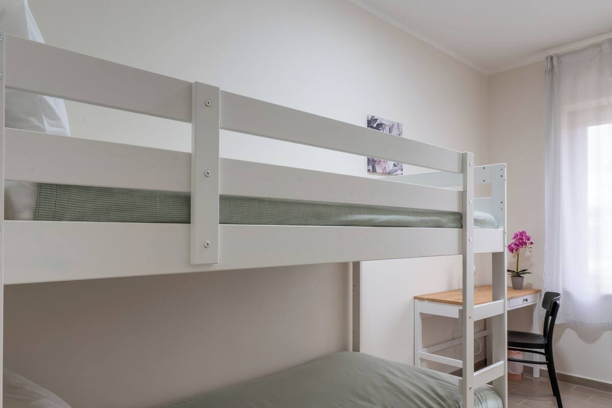 Habitación familiar, patio, vistas al jardín | Caja fuerte, cortinas opacas, sistema de insonorización y wifi gratis