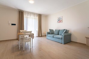 ห้องแฟมิลี่ดับเบิลหรือทวิน, ลานระเบียง, วิวสวน | บริเวณนั่งเล่น