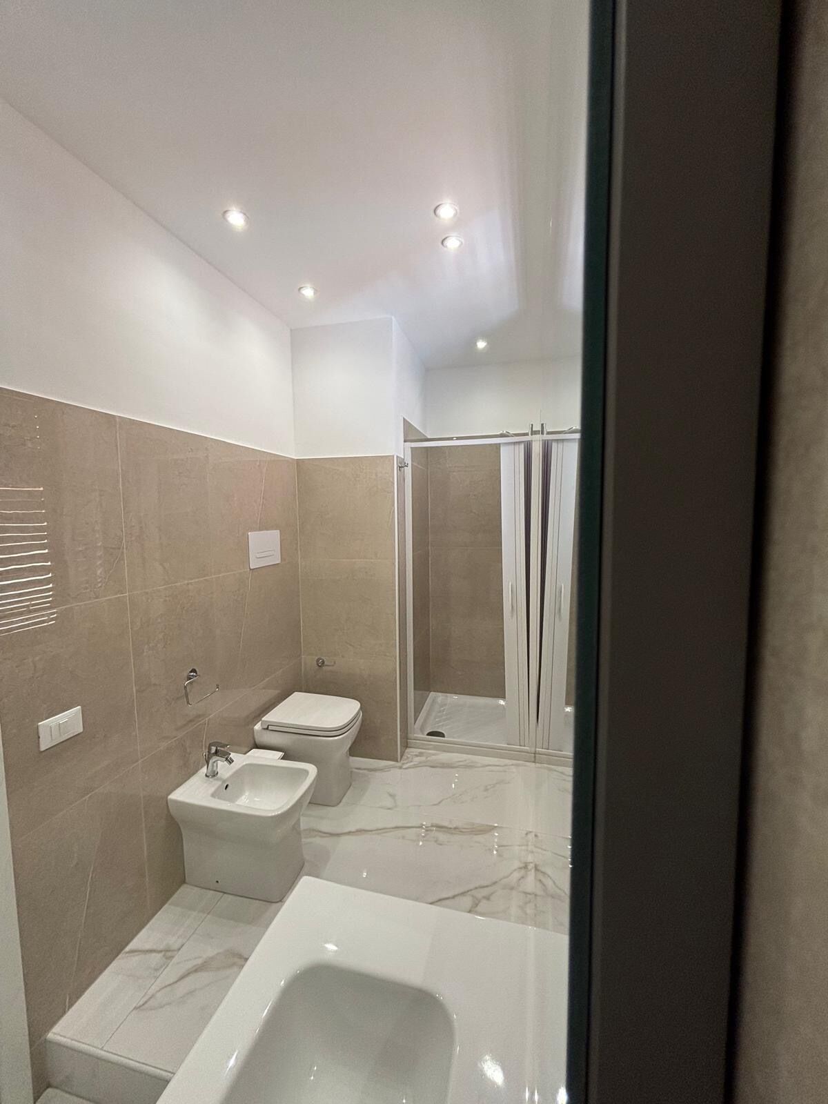 Haartrockner, Bidet, Handtücher, Seife